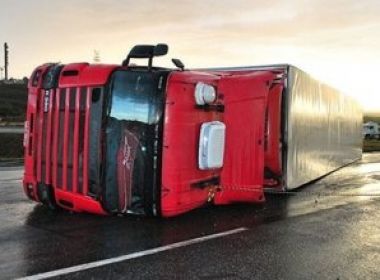 Carretas tombam na BR-116 e motorista fica ferido