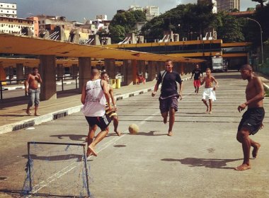 Sem ônibus nas ruas, Estação da Lapa vira campo de futebol improvisado