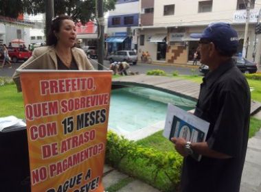 Mulher se acorrenta em frente à prefeitura de Juazeiro para cobrar dívida