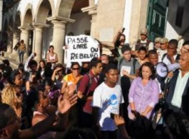 Estudantes fecham Estação da Lapa contra aumento da passagem do ônibus