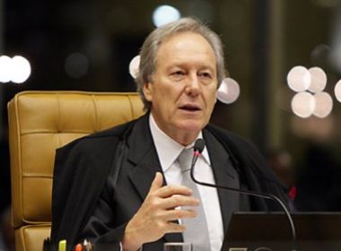 Ministro entrega revisão do mensalão e mantém julgamento para agosto