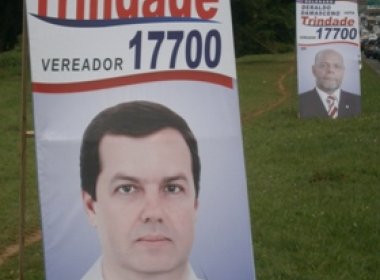 Candidato a vereador que usa foto do irmão em placas diz que tudo é ‘estratégia de marketing’