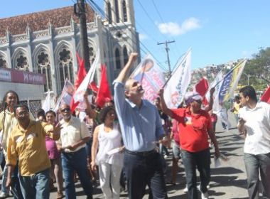 Pelegrino ouve reclamações de moradores no bairro do Uruguai 