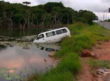 Motorista de van perde controle e vai parar dentro de lagoa na Paralela