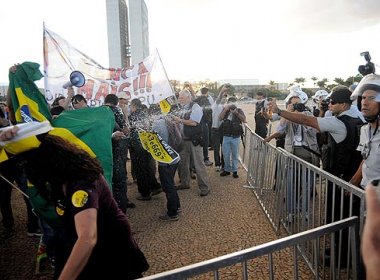 Servidores em greve entram em conflito com policiais em frente ao Palácio do Planalto