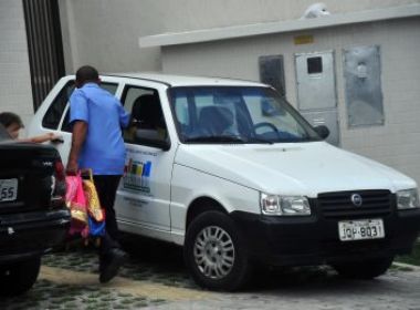 Leitor flagra carro oficial da prefeitura de Salvador servindo como transporte escolar particular