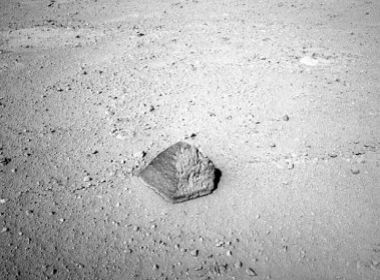Robô Curiosity encontra pedra com formato de pirâmide em Marte
