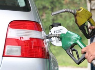 Preço da gasolina cai antes de eleição e sobe logo depois, diz estudo 
