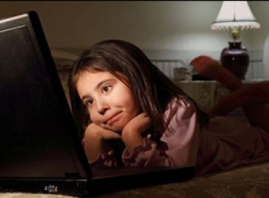 Pais são segunda opção das crianças na hora de tirar dúvidas; elas preferem o Google, diz pesquisa 