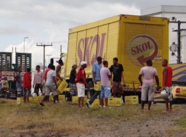 BR-324: Carreta com cerveja tomba e carga é saqueada