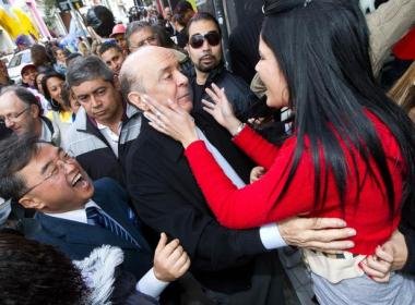 São Paulo: Mulher que beijou Serra acredita que seu momento de fama ajudará a achar um namorado