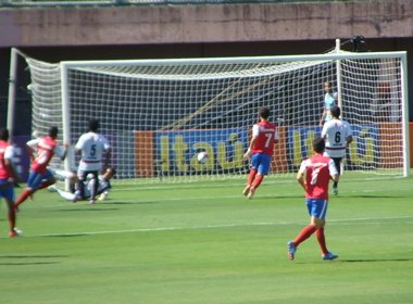 Sem lenço e sem documento: Atacante esquece RG e é impedido de entrar em campo