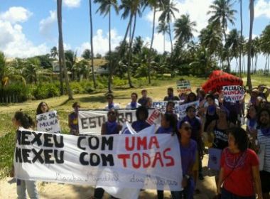 Grupo de mulheres vai à Guarajuba fazer protesto onde cantor da New Hit se 'esconde'