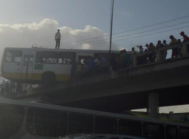 Ônibus é retirado de viaduto próximo a Estação Pirajá; funcionário de empresa aproveitou ida de motorista ao banheiro para pegar veículo