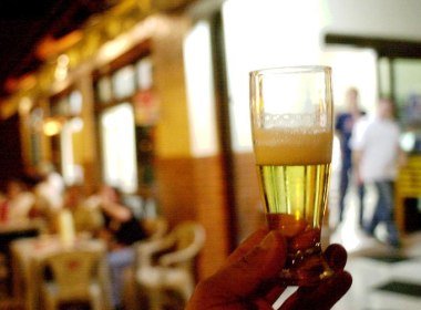 Brasileiro precisa ralar 20 minutos no trabalho para beber uma cerveja de 500 ml