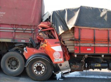 L. E. Magalhães: Motorista de caminhão morre após bater na traseira de bitrem