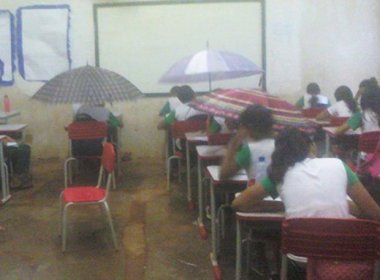 Professora é demitida após divulgar fotos de escola alagada no Maranhão