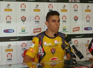 Jogadores do Vitória discutem com torcedores