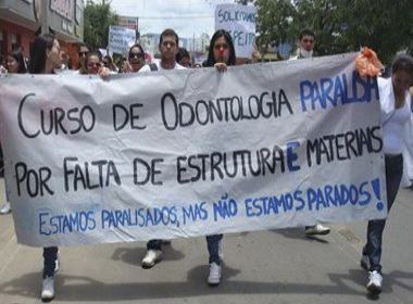 Alunos de odontologia da Uesb paralisam atividades e protestam pelas ruas de Jequié