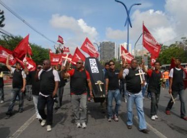 Trabalhadores da Petrobras fazem manifestação na ACM e no CAB