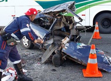 BR-324: Quatro carros e um ônibus se envolvem em acidente; Duas pessoas morrem
