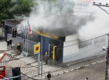 Riachão do Jacuípe: Incêndio destrói agência do Banco do Brasil
