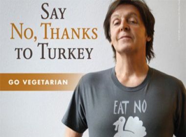 Paul McCartney estrela campanha vegetariana contra o peru na ceia de Natal