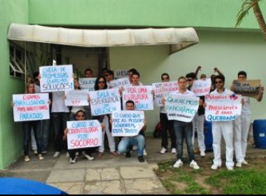 Jequié: Alunos de Odontologia da Uesb acampam na Reitoria em Vitória da Conquista