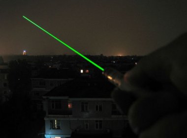 Sinal de perigo: Canetas a laser apontadas para o céu podem causar acidentes graves