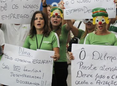 Funcionários demitidos da Webjet realizam protesto no aeroporto de Salvador