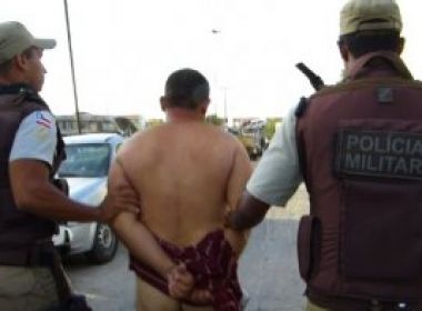 Policial militar surta e tira roupa ao ser detido em Feira de Santana