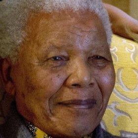 Mandela retira pedras da vesícula e apresenta melhoras