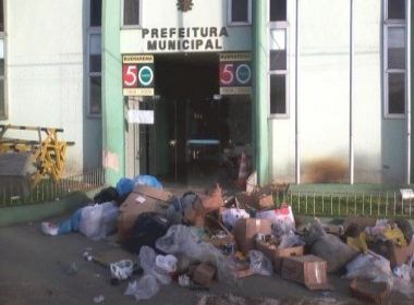 Buerarema: Moradores jogam lixo na porta da prefeitura em protesto pela falta de coleta