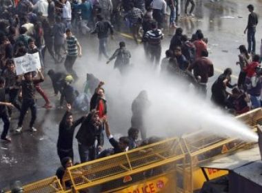 Protesto em favor de indiana vítima de estupro coletivo termina em violência
