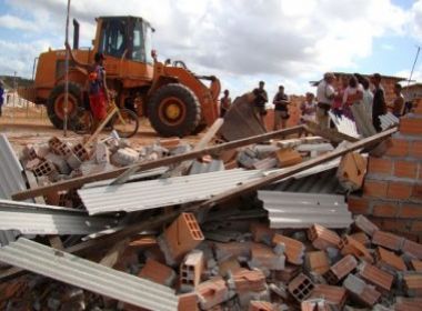 Construções em invasão são demolidas em Camaçari