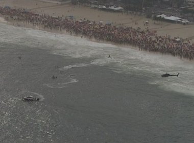 Rio: Helicóptero do Corpo de Bombeiros cai no mar e tripulantes não conseguem sair