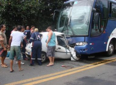 Colisão entre ônibus e carro deixa dois mortos na BR-101