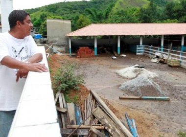 Zeca Pagodinho ajuda moradores atingidos por chuva em Xerém, no Rio