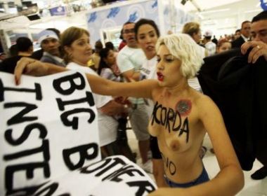 'Alienação', protesta grupo feminista em frente à Casa de Vidro do Big Brother Brasil