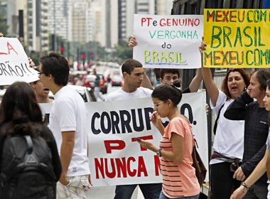 Manifestação contra Lula e PT reúne 20 pessoas