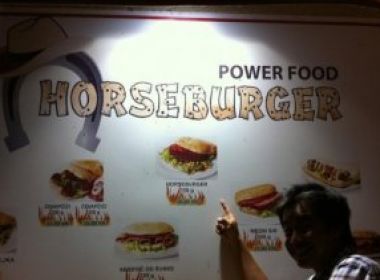 Rede de supermercados vende hambúrguer de cavalo e perde quase R$ 1 bi