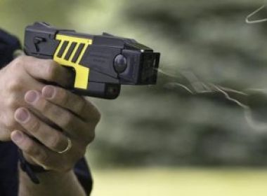 Polícia treina uso de pistola de eletrochoque para usar no carnaval de Salvador