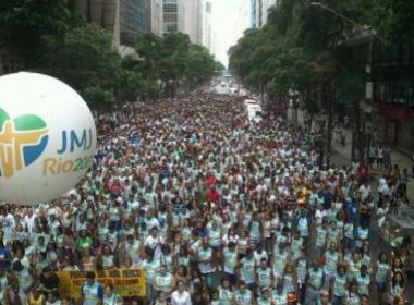 Desfile de bloco católico no Rio vira procissão por mortos em tragédia em Santa Maria