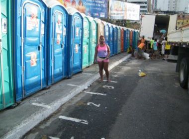 Carnaval: Prefeitura demarca espaço para ambulantes em frente a banheiros químicos
