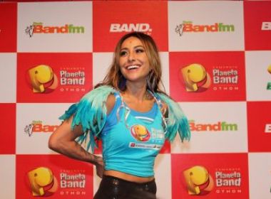 Após quatro anos, Sabrina Sato curte carnaval com Claudia Leitte e vai ao camarote da Band