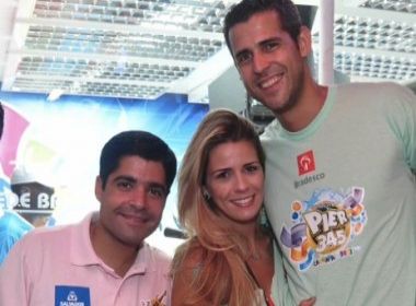 Curtindo o carnaval de Salvador no camarote Pier 345 Dante tira foto com ACM Neto