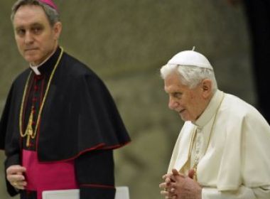 Papa faz primeira aparição em público e envia mensagem aos fiéis brasileiros