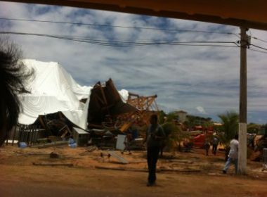 Estrutura de tenda desaba em Costa do Sauípe e acidente é considerado 'grave'