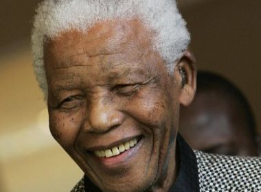 Nelson Mandela é internado para exames