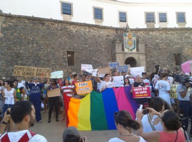 Baianos fazem protesto no Farol da Barra contra escolha de Feliciano
